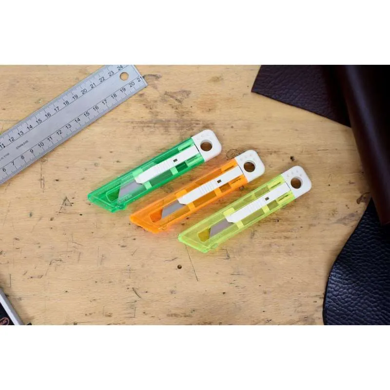 Cutter en plastique translucide