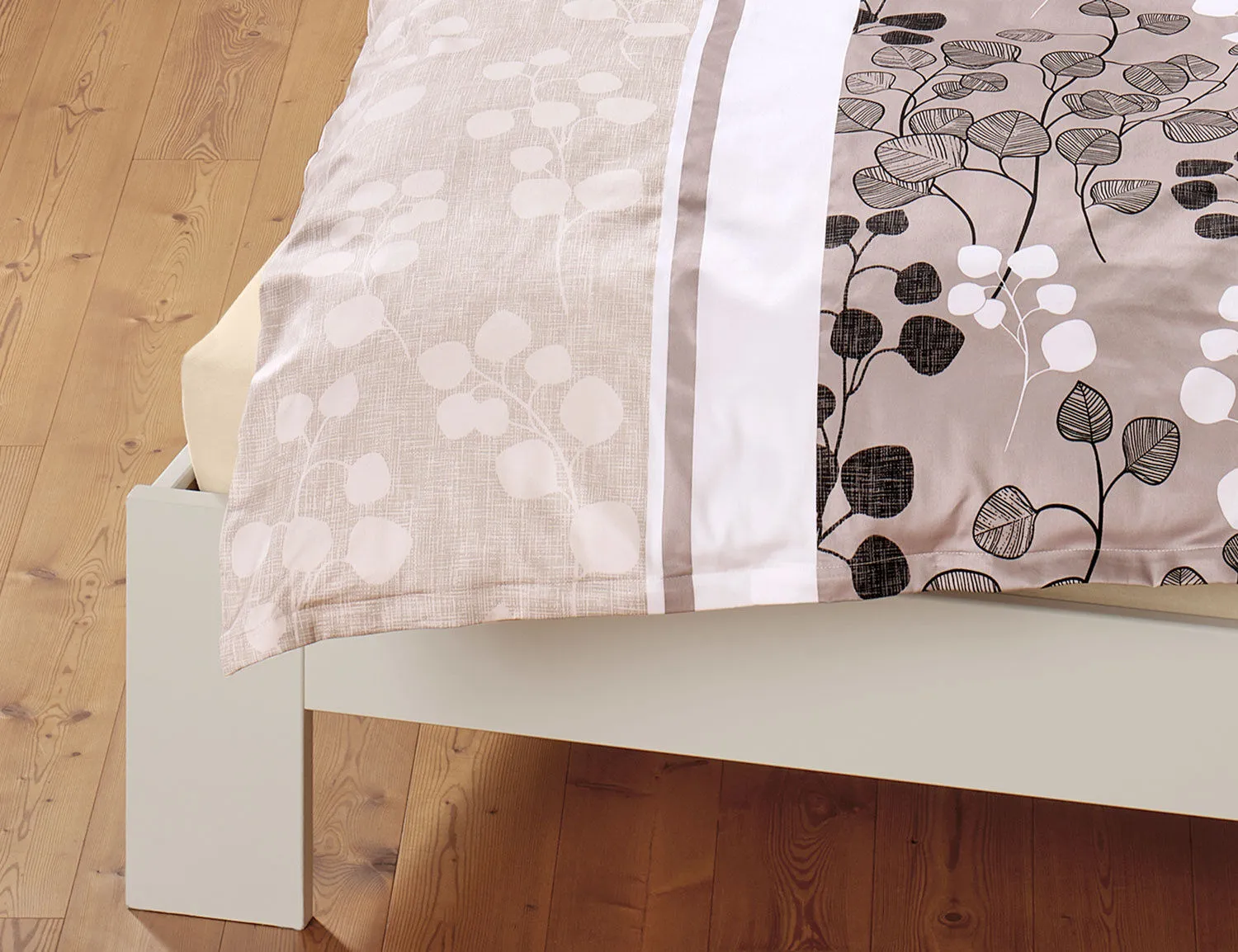 Linge de lit pimenté de feuilles sur fond sobre ⋆ Lehner Versand