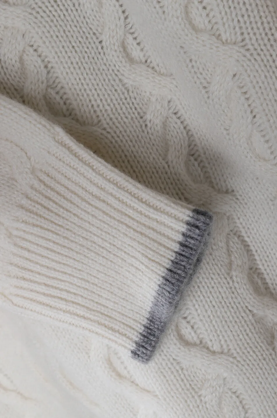 Pull torsadé à col roulé en cachemire