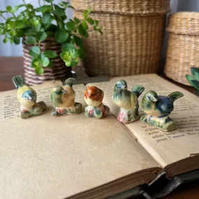 Série de 5 petits oiseaux en barbotine 